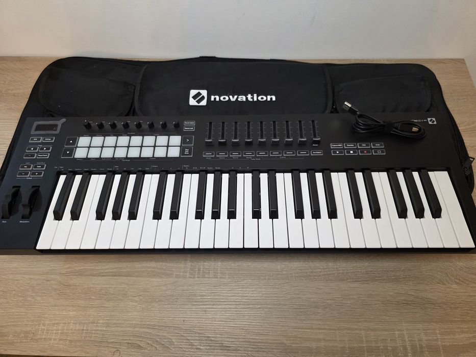 Controller Clapa midi Novation Launchkey 49 mk3