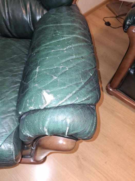 Canapea extensibilă din piele + 2 fotolii din piele naturală.