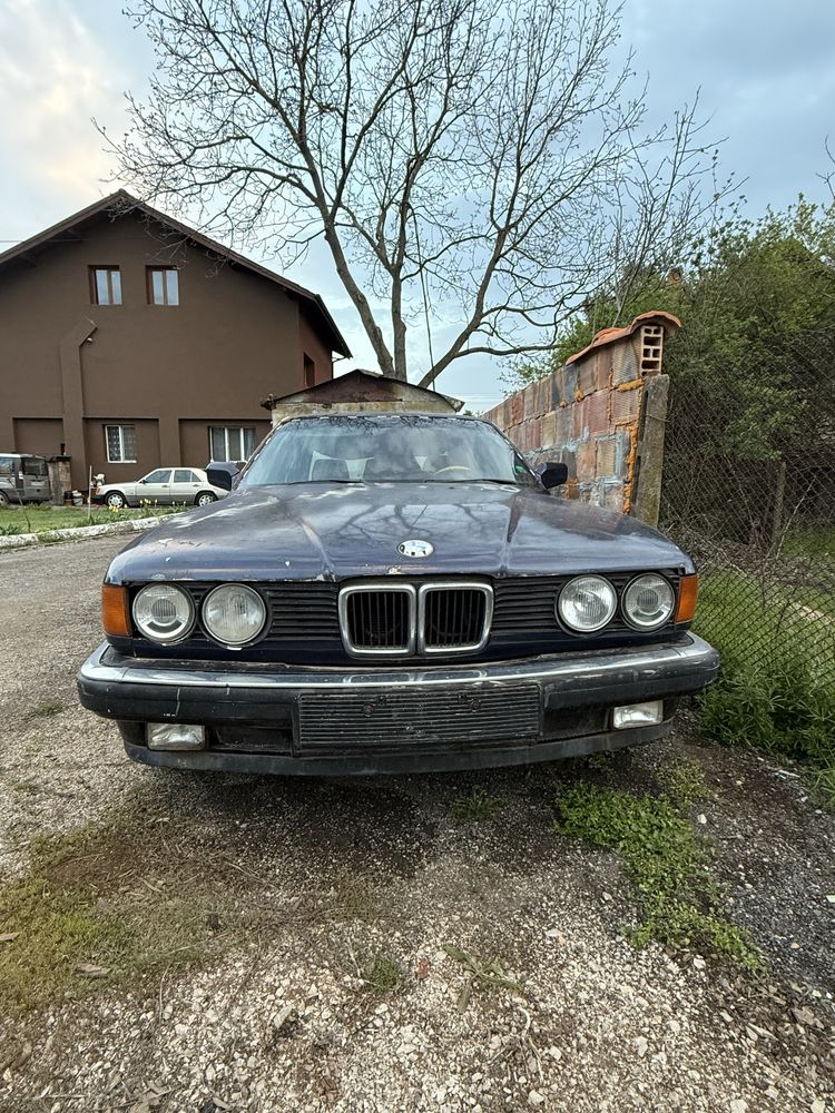BMW E32 730i.
