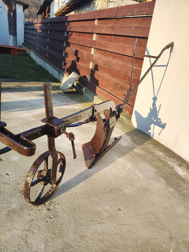 Plug vechi din fier pentru arat,sau pentru decor