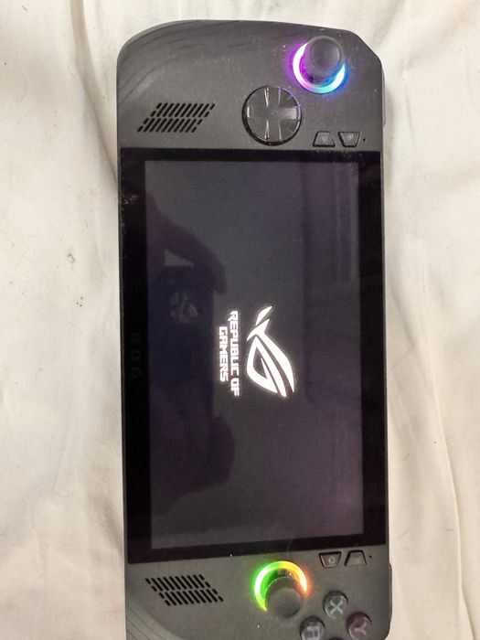 Продавам ASUS ROG Ally X – Отлично състояние!