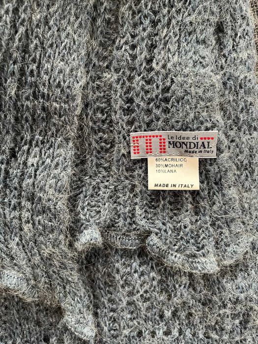 Шалове в жълто и синьо, червено пончо и масленозелена шапка