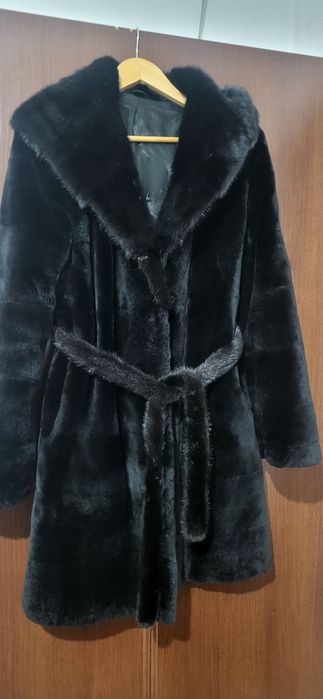 Продам норковую стриженную , цвет чёрный бриллиант,с капюшоном разм
