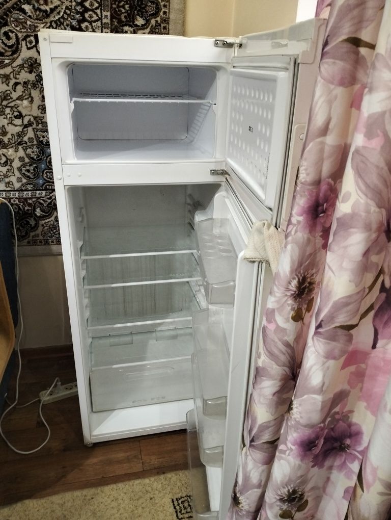 Продам холодильник Атлант,defrost большой и вместительный,все работает
