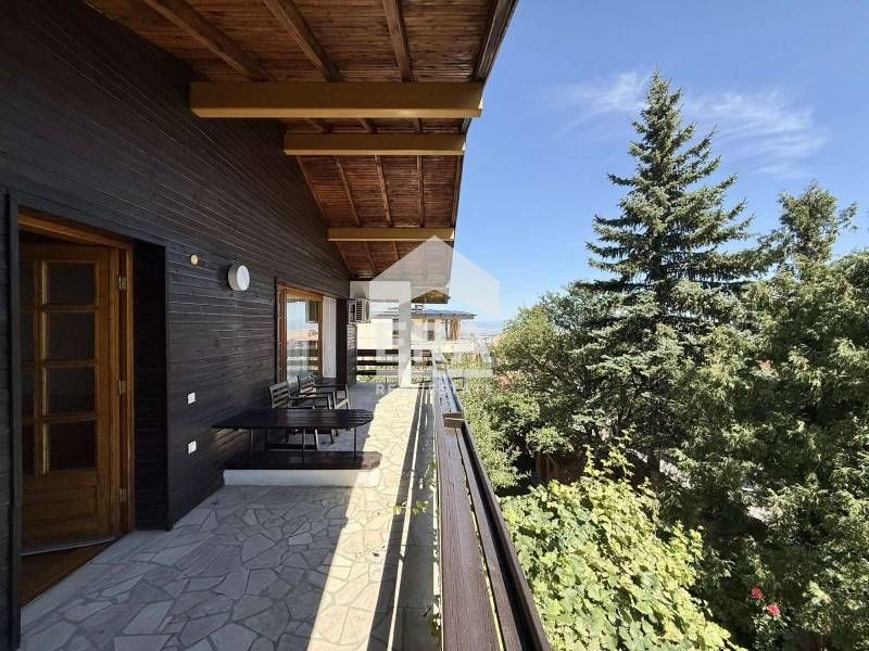 Чаровна къща с голям красиво озеленен двор под наем в кв. Симеоново