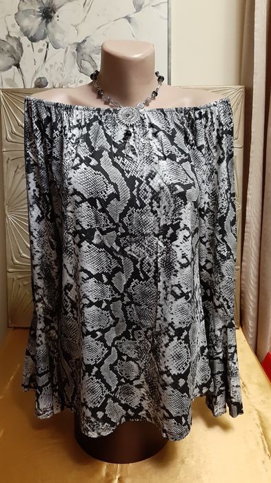 Bluzita Nouă, umeri lăsați, maneci evazate.