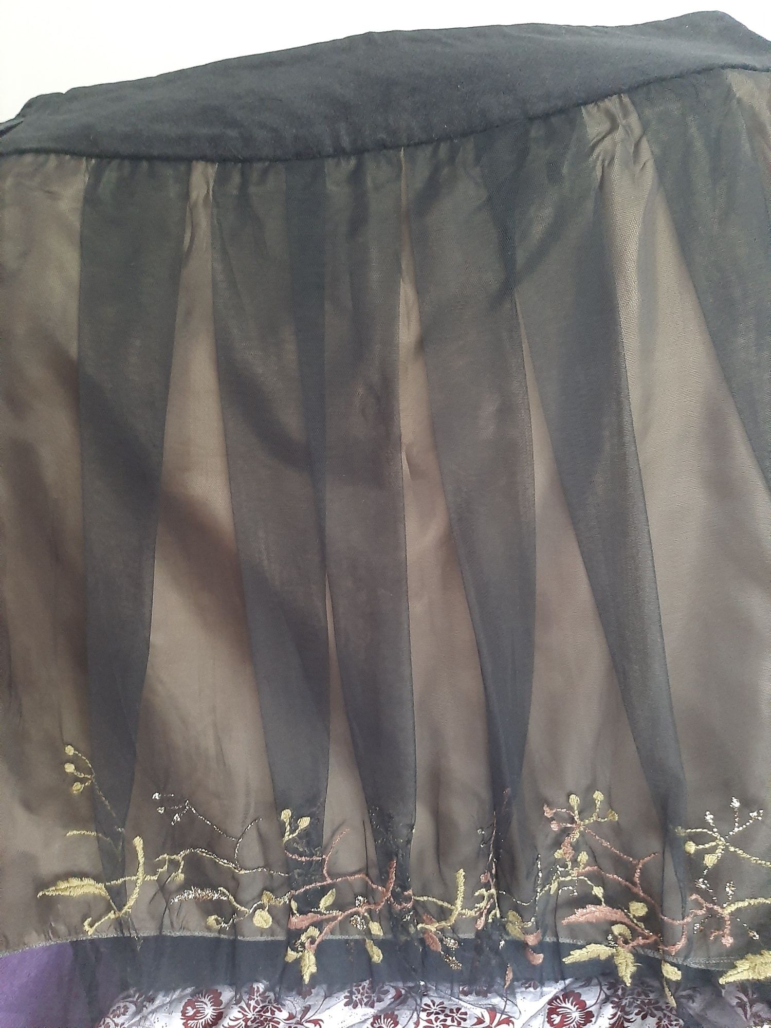 Fustă elegantă cu broderie. Nouă fără etichetă