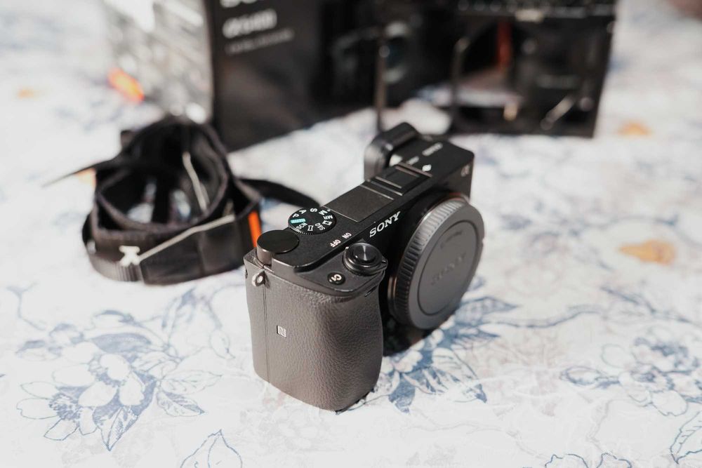 Sony A6400 Kit 18-135mm F/3.5-5.6 (în garanție) + Sigma 16mm F/1.4