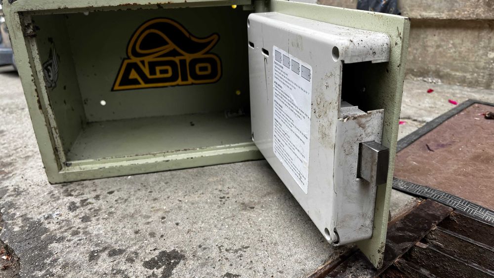 cutie veche de valori seif din fier greu, pt bani si bijuterii