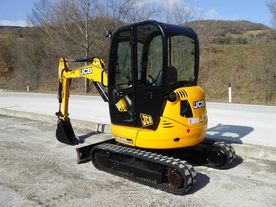 Inchiriere utilaje Miniexcavator 3,5t,2xBuldoexcavatoare,Cilindru 2t