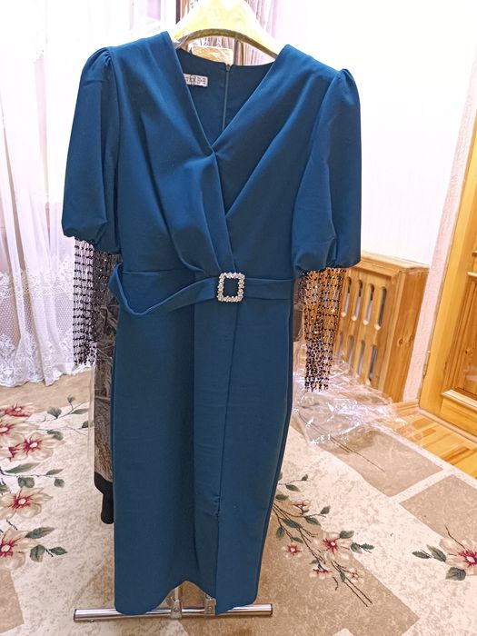 Женская одежда.  Чёрный пиджак, черные и зелёные платье