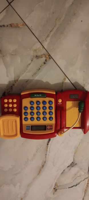 Diverse jucarii si robot pentru mancarea bebelușului