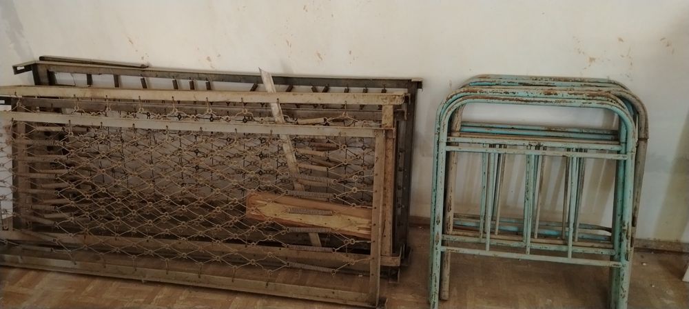 Temir krovat oyoqlari bilan