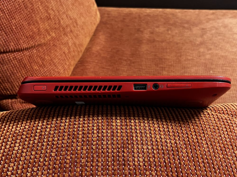 Laptop HP Pavilion 13 cu touchscreen rabatabil și SSD de 180 GB