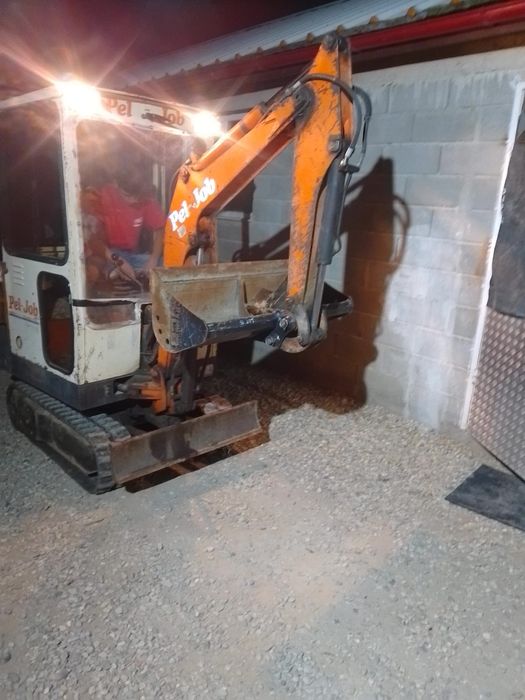 Vind 2 tractore și scavator