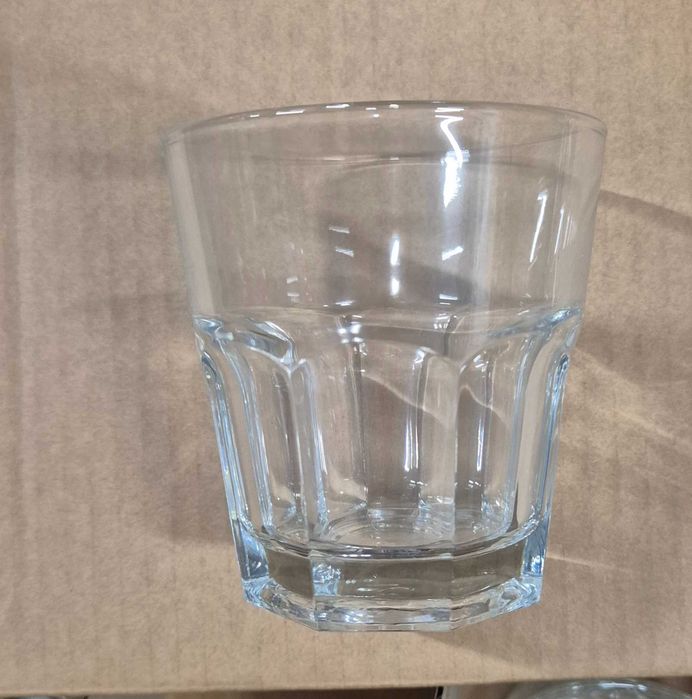 Ниски стъклени чаши за вода или водка