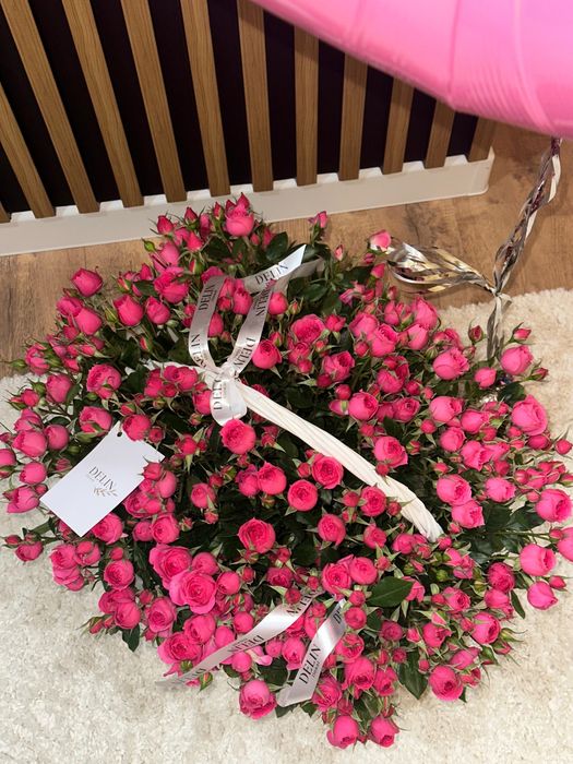 Розы и шарики кустовые розы