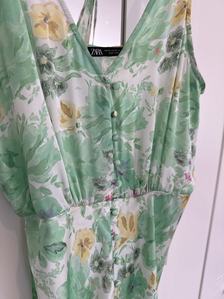Лятна рокля Zara с ластик в кръста и копчета
