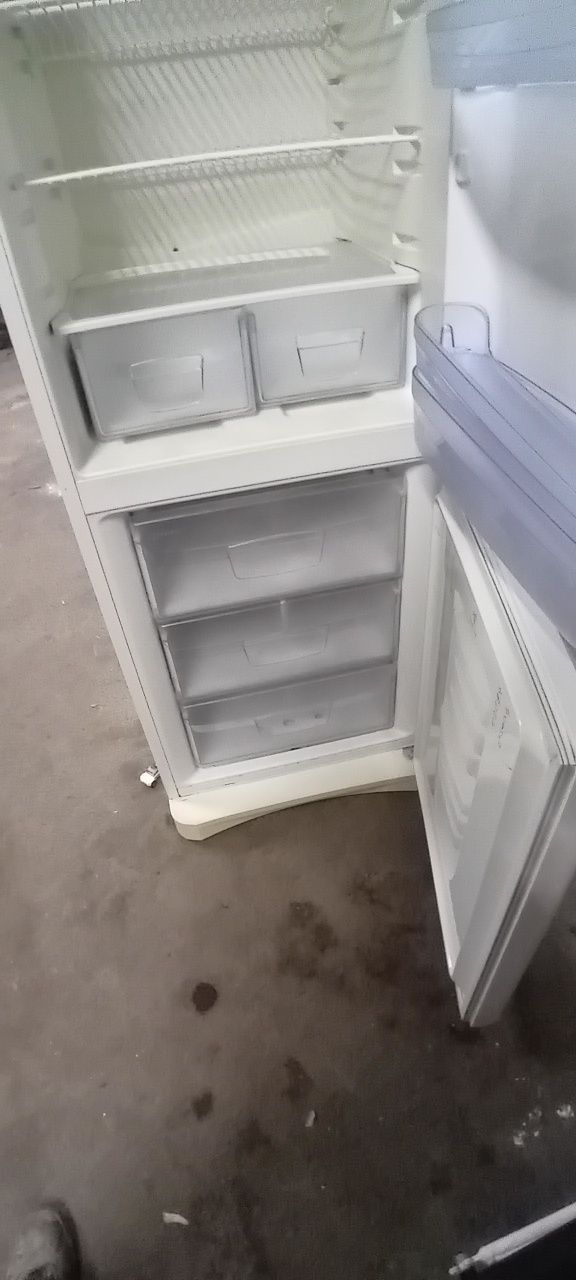 Хладилник с фризер