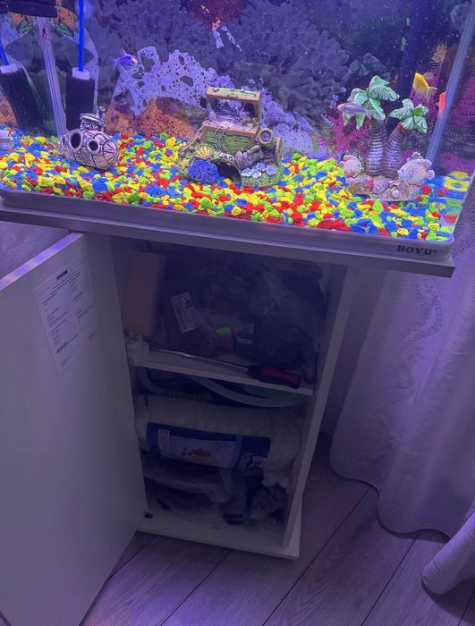 Acvariu cu comoda incorporata