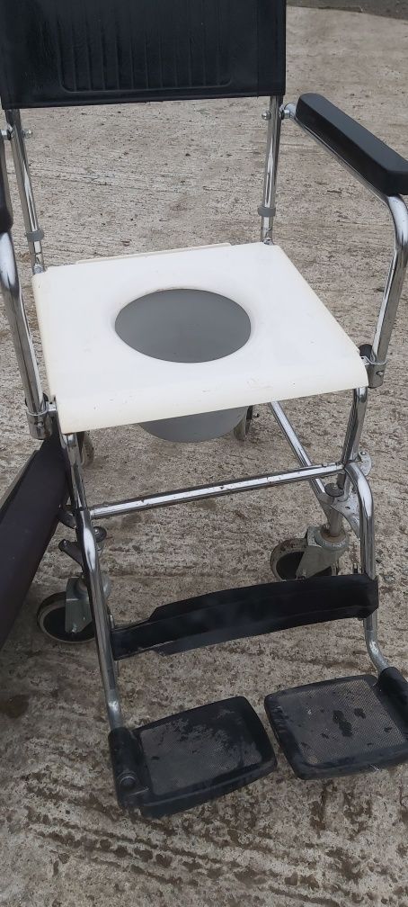 Инвалидна количка с тоалетно гарне