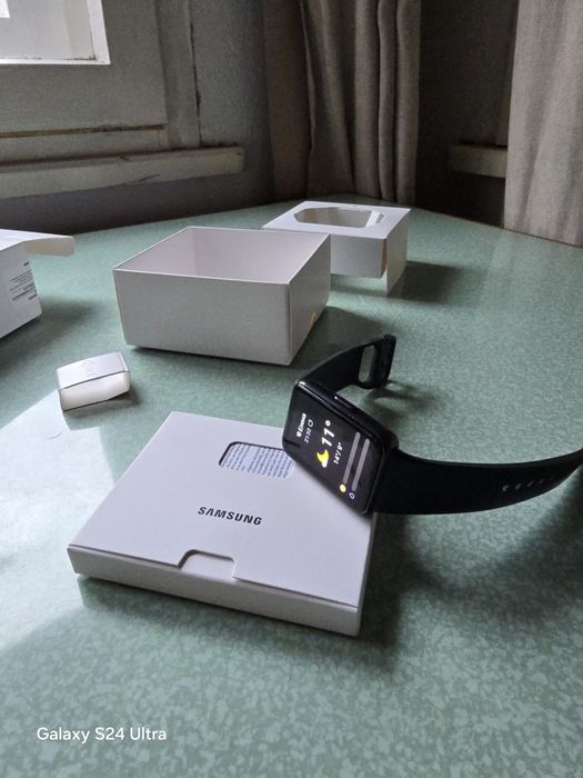 Чисто нова смарт гривна Samsung Galaxy fit 3