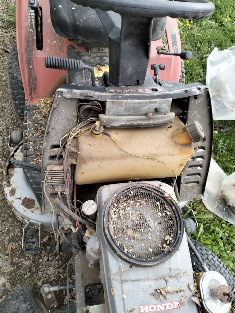 Tractoraș.tractor  tuns iarba. Honda.