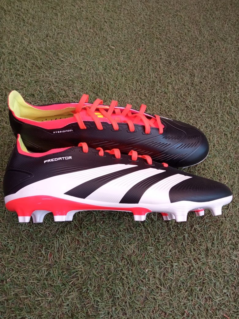 Adidas Predator MG.