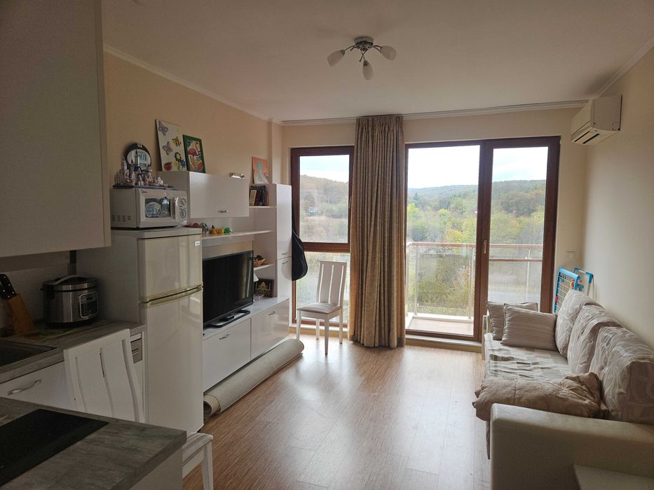 Две студия, с преддверие дава възможност за ползване като двустаен