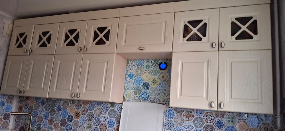 Продам кухонный с газ плитой.