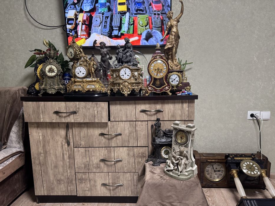 Продается антиквпрнве часы!