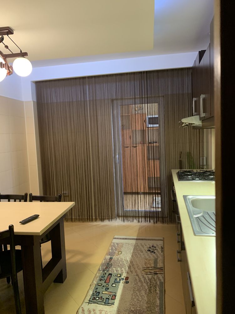 Inchiriez apartament CENTRAL 4 camere decomandate.