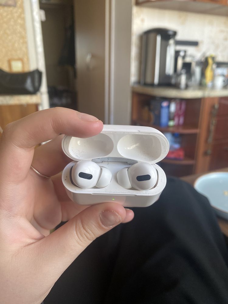 продаю AirPods Pro