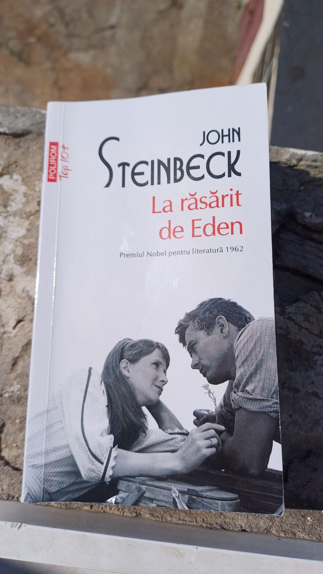 Vând carte La rasarit de Eden de John Steinbeck