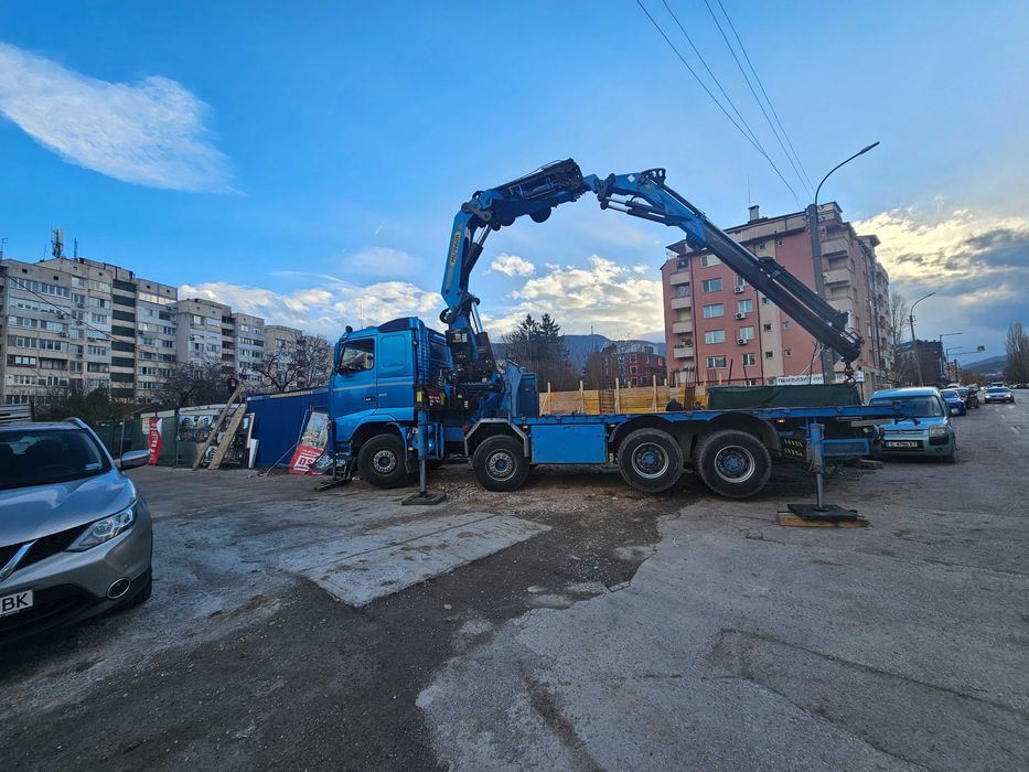 Камион с кран. Транспортни и товаро-разтоварни услуги.