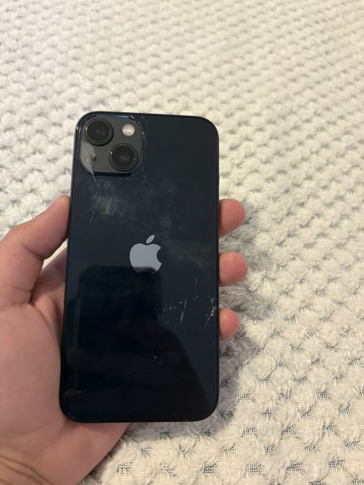 Vand iphone 13 cu spatele din sticla spart