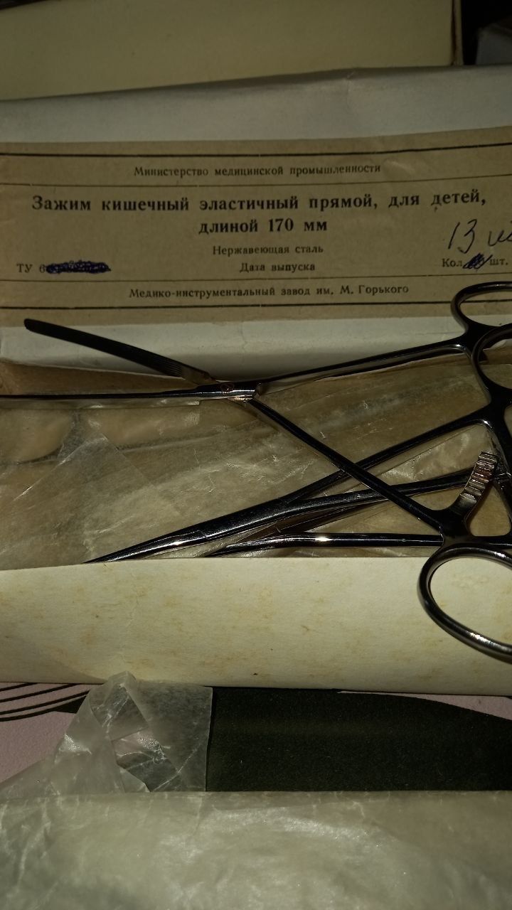 Медицинские инструменты, зажимы кишечные.