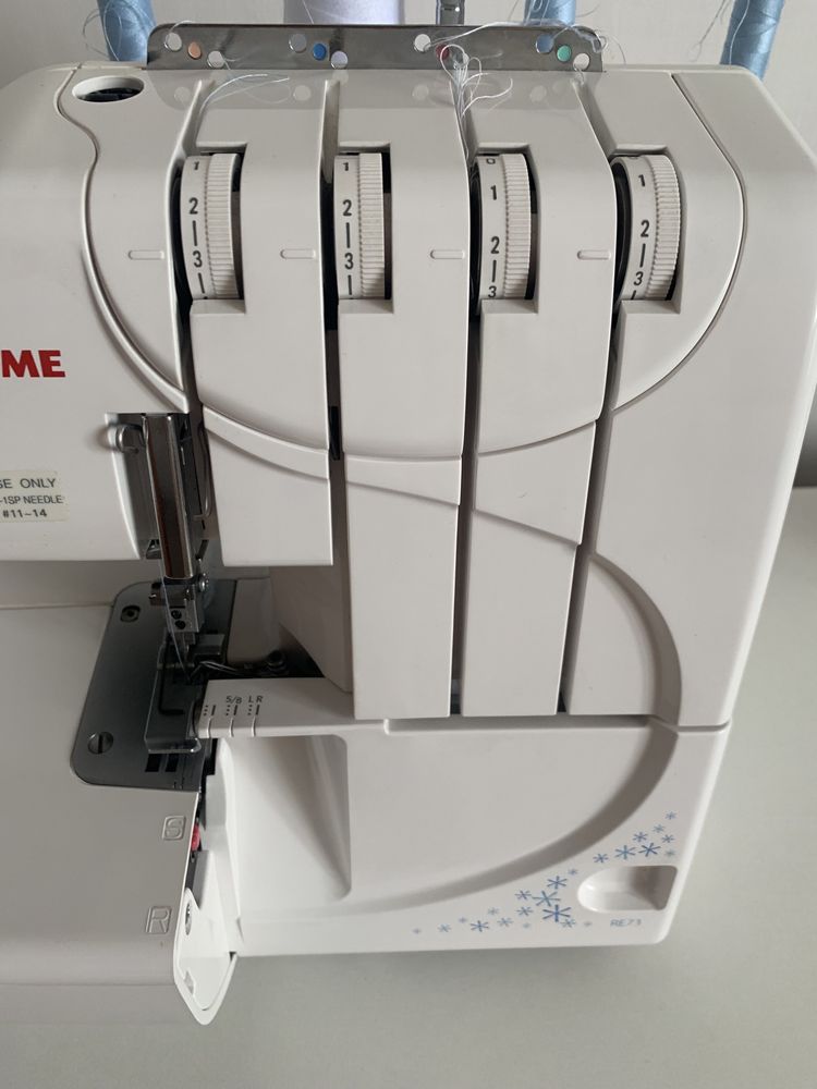 Продается оверлок Janome
