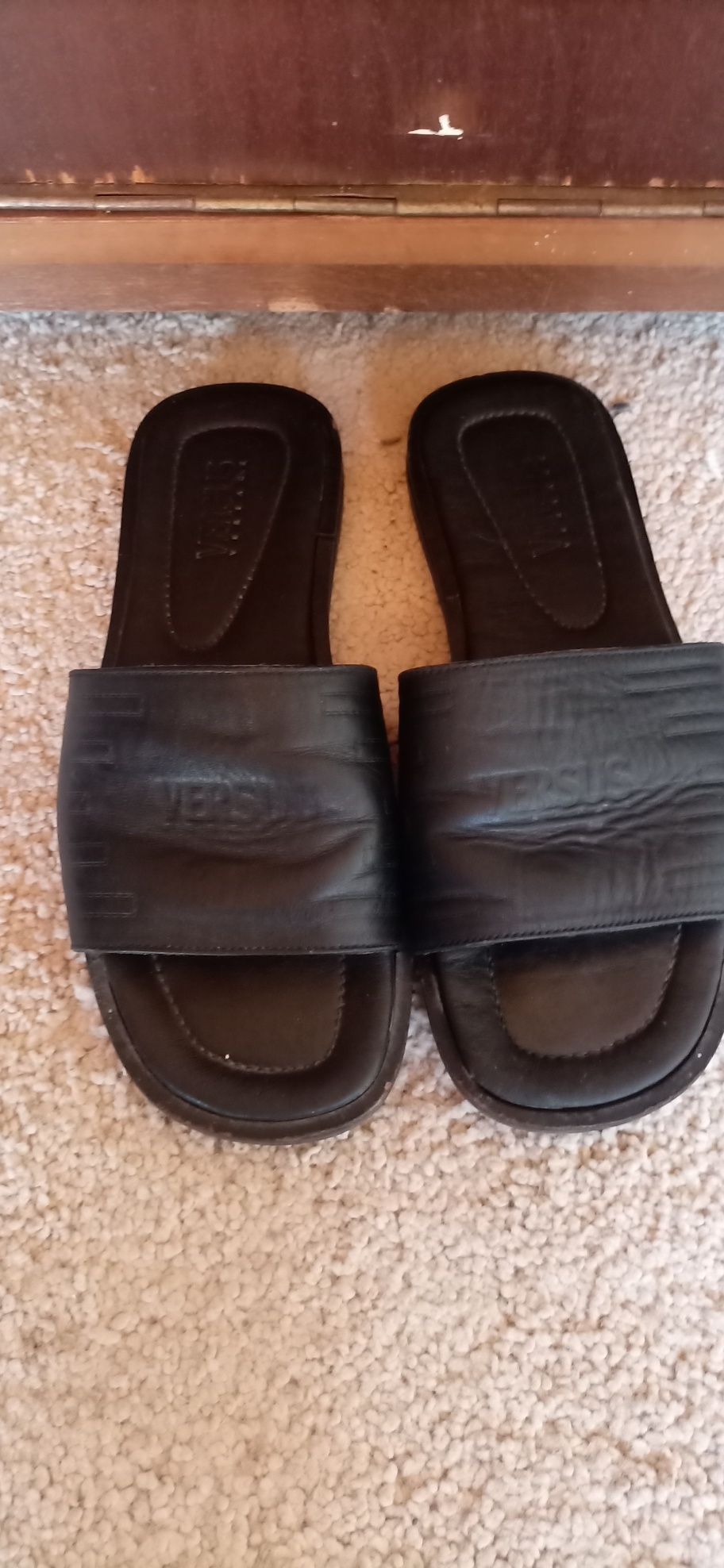 Продавам кожени чехли versace