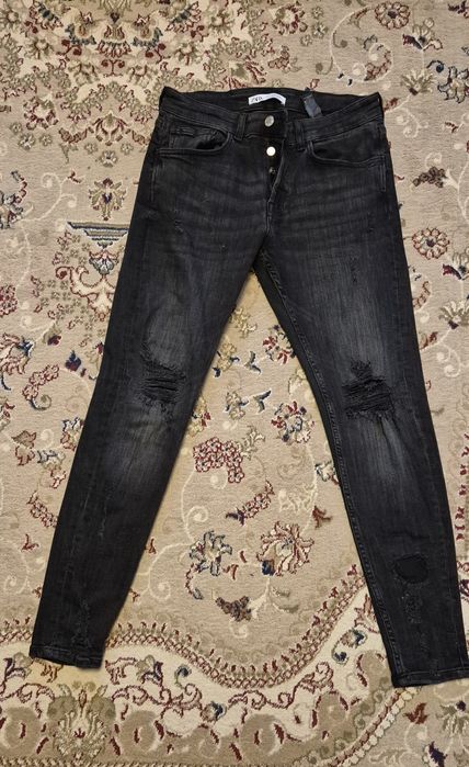 Blugi Zara ca și noi. Detalii in poze.