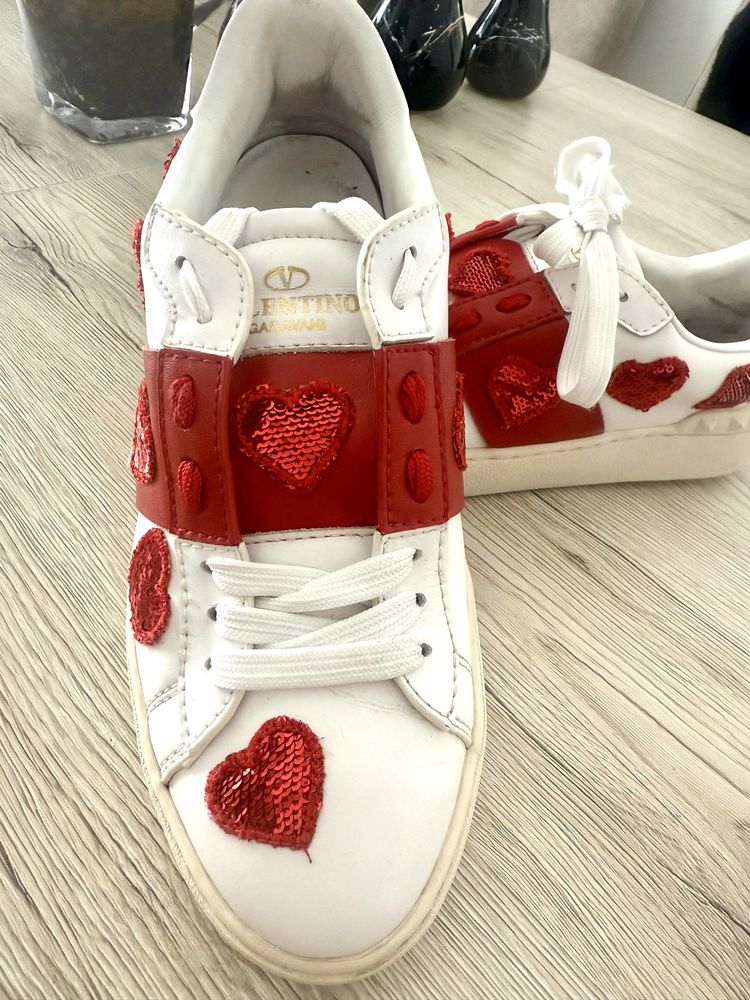 Кецове на сърца Valentino