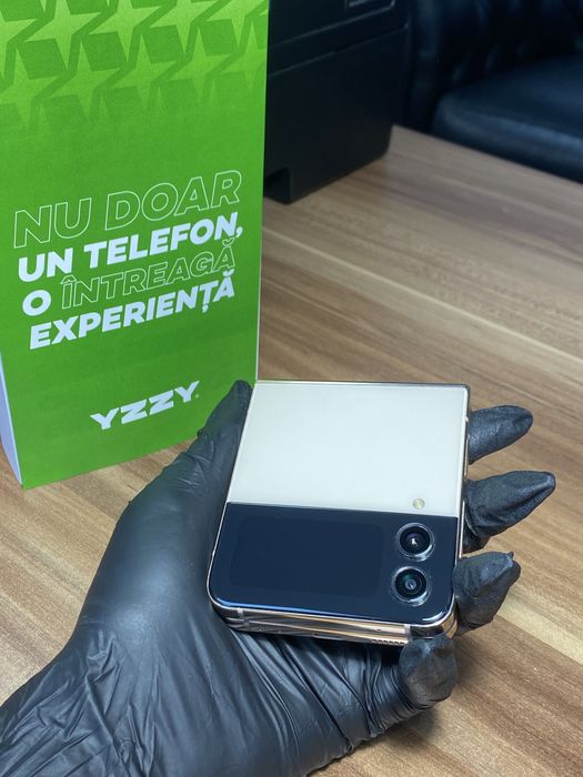 Samsung Galaxy Z Flip4 / Garanție 12 luni / 256 Gb / Foarte bun
