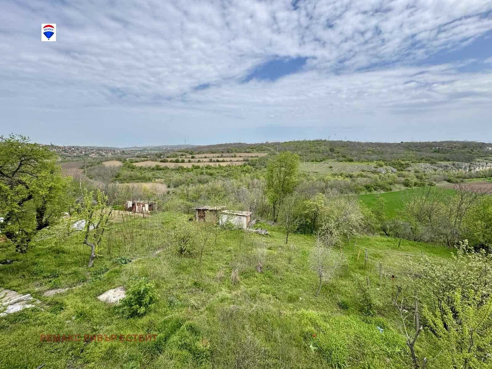 Триетажна вила в.з. Долапите за продажба