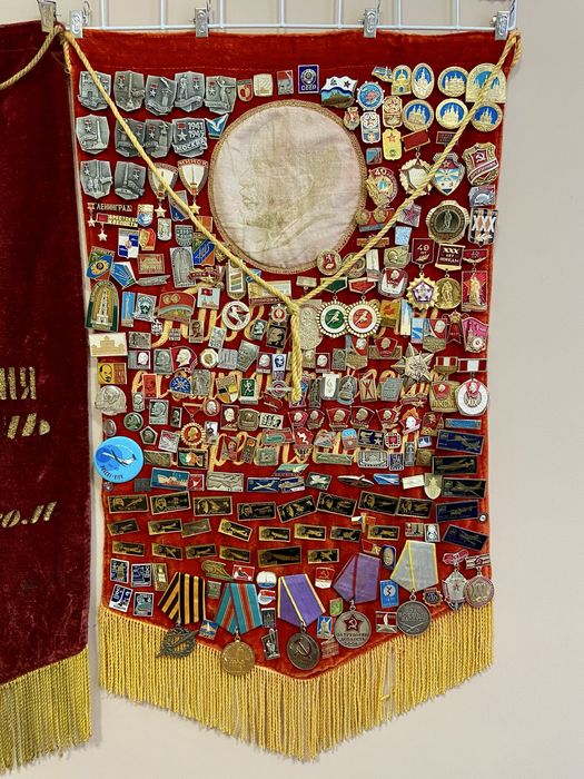 Колекция от съветски значки върху кадифено знаме