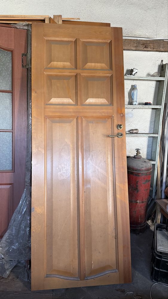 Продаются ДВЕРИ из чистого ДЕРЕВО.