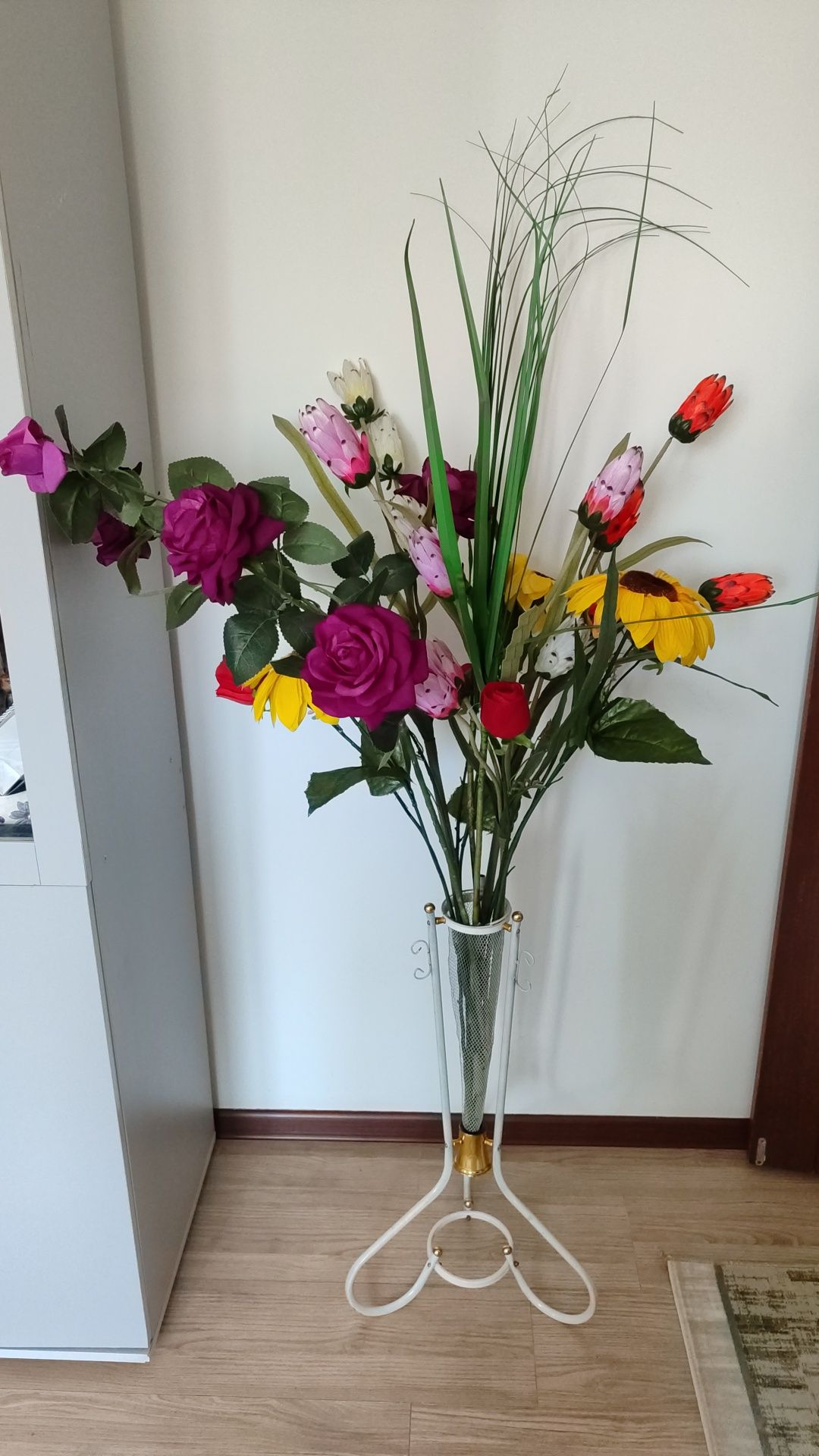 Продам искусственные цветы с подставкой 1,50см