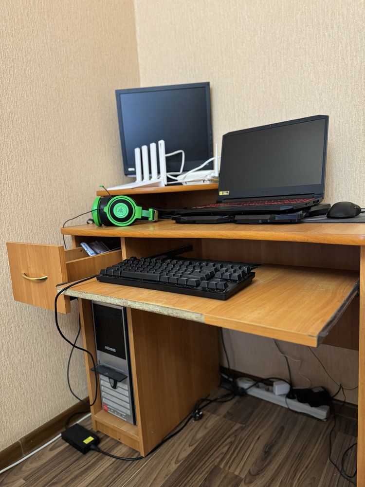 Продам компактный компьютерный стол.