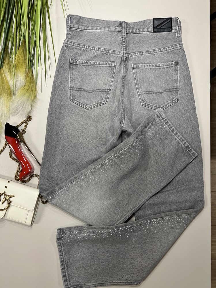 Нови прави сиви дънки панталон pepe jeans guess с капси с камъни
