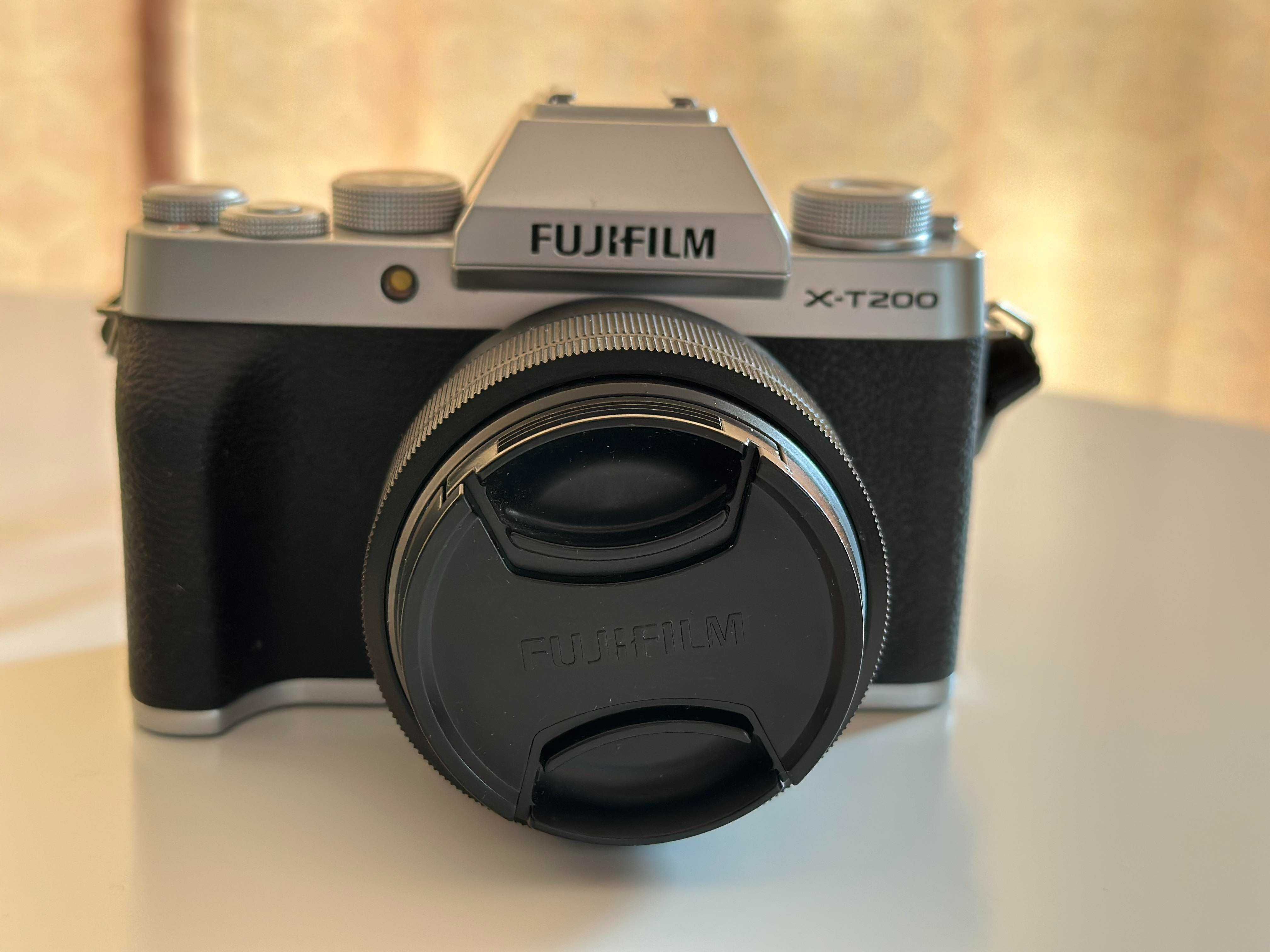 Aparat foto Mirrorless Fujifilm X-T200 + Obiectiv XC 15-45 mm