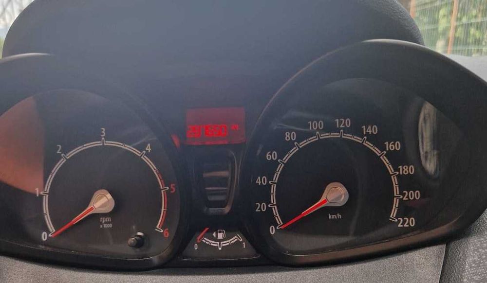 Vând Ford Fiesta 1.6 TDCi 2011 - Km reali + set anvelope iarnă bonus